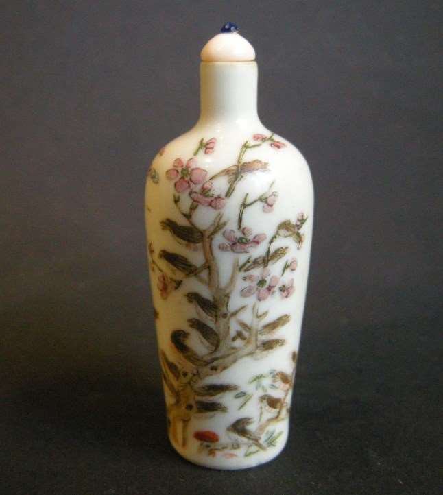 Porcelain snuff bottle finely decorated with mappies